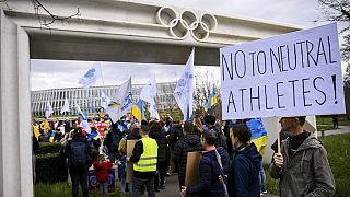 Proteste davanti alla sede del CIO a Losanna, contro la possibilità di partecipazione di atleti russi e bielorussi sotto bandiera neutrale a Parigi 2024