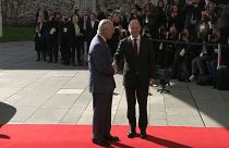 Il re inglese Carlo III in compagnia del cancelliere tedesco Olaf Sholz