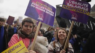 Frauen demonstrieren mit Plakaten mit der Aufschrift "Gleicher Lohn jetzt" in Paris, 8. März 2023.