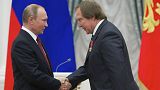 Archív felvétel: az orosz elnök, Vlagyimir Putyin 2016-ban kitüntette Szergej Roldugin csellistát