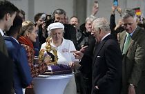 Carlos III, obsequiado con un pastel en forma de corona