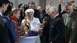 Carlos III, obsequiado con un pastel en forma de corona