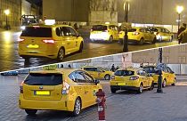 Tilosban várakozó taxik a Mátyás-templom előtt