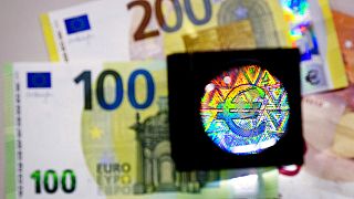 Bankjegyeket vizsgálnak az Európai Központi Bankban - Magyarországra csak később érkezhetnek