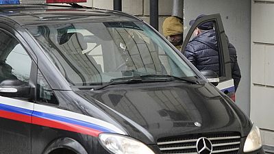 Обвиняемого сажают в автомобиль спецслужб у здания Лефортовского суда после слушаний об аресте Гершковича