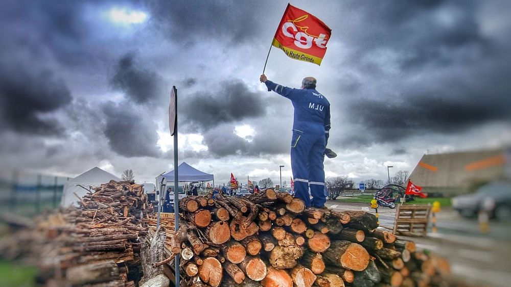 Photo of Les électriciens « Robin Hood » et les barrières pétrolières : les tactiques extrêmes des grévistes français de l’énergie