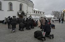 Верующие поддерживают монахов Киево-Печерской лавры.