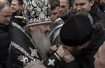 Ein Priester der ukrainisch-orthodoxen Kirche segnet Gemeindemitglieder im Kiewer Klosterkomplex Pechersk Lavra in Kiew