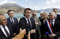 Macron ante el embalse de Savines le Lac que refleja los efectos de la sequía