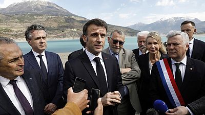 Macron ante el embalse de Savines le Lac que refleja los efectos de la sequía