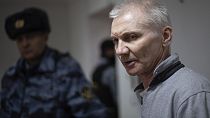 Alexej Moskalyov, wird aus dem Gerichtssaal in Yefremow geführt