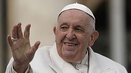 Папе Франциску лучше, но пока неясно, останется ли он в больнице