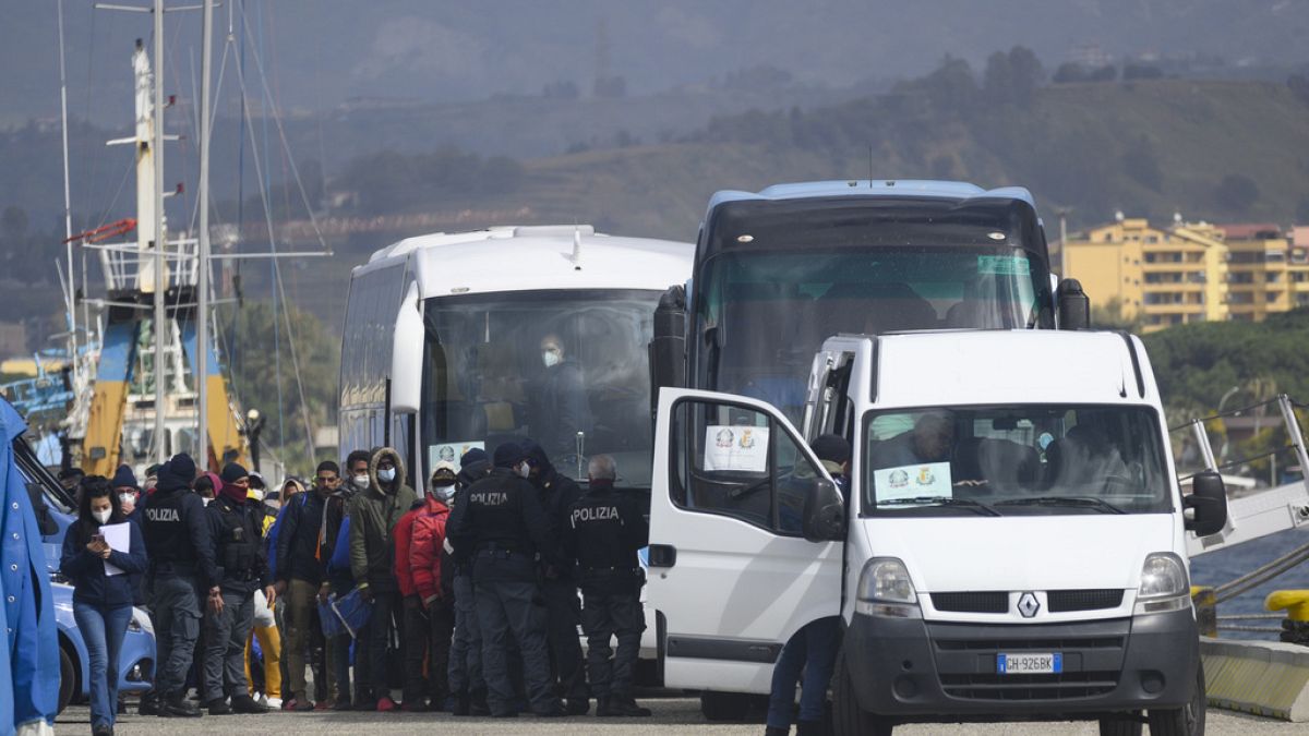  المهاجرون ينتظرون ركوب الحافلات بعد نزولهم من سفينة خفر السواحل الإيطالية  في ريجيو كالابريا، جنوب إيطاليا، 15 مارس 2023