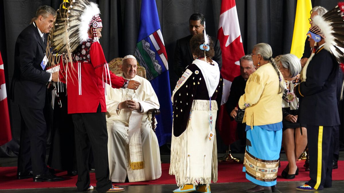  مجموعة من قادة السكان الأصليين تستقبل البابا فرانسيس في إدمونتون، ألبرتا، كندا، 24 يوليو 2022 .