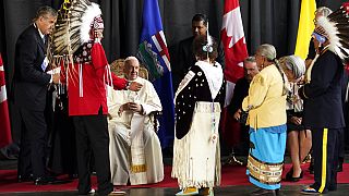  مجموعة من قادة السكان الأصليين تستقبل البابا فرانسيس في إدمونتون، ألبرتا، كندا، 24 يوليو 2022 .