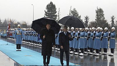 Der türkische Präsident Recep Tayyip Erdogan und der finnische Präsident Sauli Niinisto inspizieren eine militärische Ehrengarde in Ankara, Türkei, Freitag, 17. März 2023.