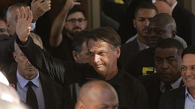 Ο πρώην πρόεδρος της Βραζιλίας Ζαΐρ Μπολσονάρου χαιρετά τους υποστηρικτές του έξω από την έδρα του Κόμματος των Φιλελευθέρων στη Μπραζίλια, Βραζιλία, Πέμπτη 30 Μαρτίου 2023
