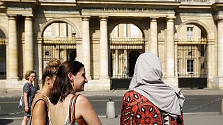 Fransa'da yüksek mahkemenin başörtüsü kararı sonrası bekleyen kadınlar (arşiv)