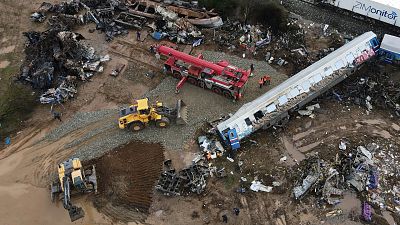 Près de Larissa (Grèce), le 1er mars. Les services de secours interviennent sur le site d'une collision entre deux trains