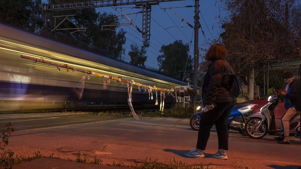 Нарушенное железнодорожное сообщение на линии Афины-Салоники после аварии у Темпе, март 2023 г.