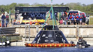 Kiemelik a tesztkapszulát a vízből a floridai Kennedy Űrközpontban egy mentési gyakorlat közben 2023. február 6-án