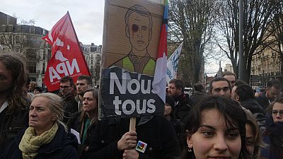 Demonstranten und Umweltaktivisten demonstrieren am 30. März 2023 in Lille gegen Polizeigewalt
