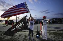 Supporters for former President Donald Trump near his Mar-a-Lago estate in Palm Beach, Fla. 30/03/2023