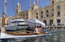 ouristen tragen Gesichtsmasken, während sie den Hafen von Valletta in Malta am 8. September 2021 besichtigen.