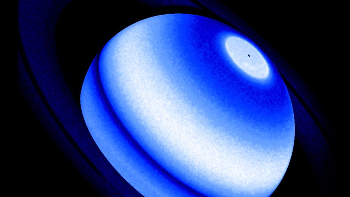 این تصویر ترکیبی برآمدگی لیمان-آلفا زحل را نشان می‌دهد