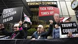 Des manifestants anti-Trump devant la Trump Tower à New York (31/03/2023)