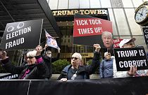 Manifestantes se reúnen frente a la Torre Trump el viernes 31 de marzo de 2023