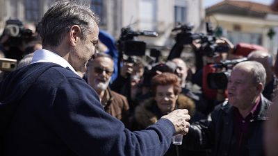  Ο πρωθυπουργός Κυριάκος Μητσοτάκης συνομιλεί με πολίτες κατά τη διάρκεια της επίσκεψής του στο Σουφλί, στο πλαίσιο της περιοδείας του στον Έβρο