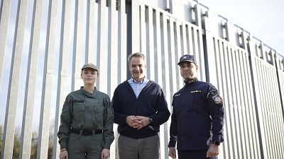 Ο Κυριάκος Μητσοτάκης με συνοριοφύλακες μπροστά από το φράχτη, στην εκδήλωση για την υπογραφή της σύμβασης επέκτασης στον Έβρο