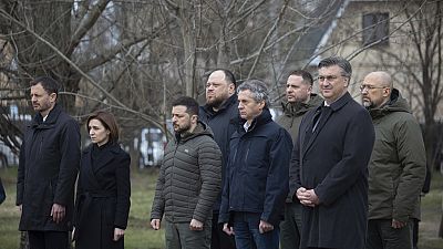 Volodímir Zelenski arropado por líderes políticos de Europa en Bucha