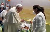 Le pape François a baptisé un nourrisson dans l'hôpital de Rome où il a passé plusieurs nuits
