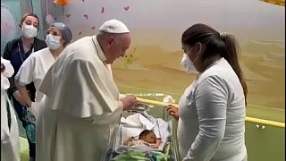 El papa bautizando a Miguel Ángel, un bebé de unas semanas