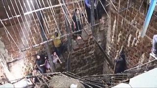 مقتل 36 شخصا على الأقل بسبب انهيار أرضية معبد وسقوطهم في بئر