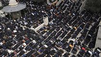 صلاة الجمعة في مسجد قبة الصخرة في مجمع المسجد الأقصى بالبلدة القديمة في القدس خلال شهر رمضان، 31 مارس 2023