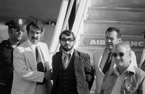 Zvonko Busic, com barba, é conduzido de um avião sob custódia policial no Aeroporto Kennedy, Nova Iorque, depois de ter sido preso por pirataria aérea. 12 de Setembro de 1976