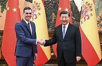 El presidente del Gobierno de España, Pedro Sánchez saluda al presidente de China, Xi Jinping