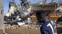 Jeremiah Burrell pasa por delante del gimnasio destruido de la Escuela Primaria Crestview en Covington, Tennessee, el sábado 1 de abril de 2023.