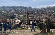 Des personnes observent les dégâts causés par la tempête dans le quartier de Walnut Vallery à l'ouest de Little Rock, Arkansas, le vendredi 31 mars 2023. 