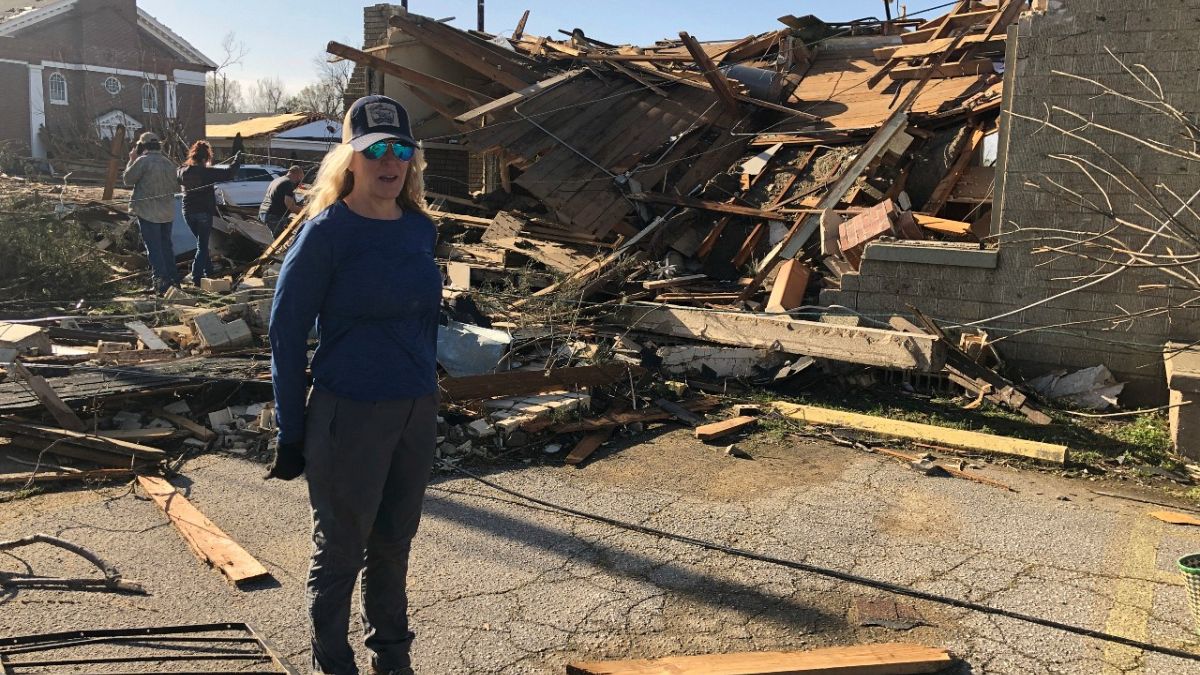 Eine Frau vor ihrem zerstörtes Haus in  Wynne, Arkansas