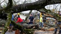  الشرطة ورجال الإطفاء ومتطوعون يزيلون الأشجار التي سقطت في شارع كيل بعد عواصف اجتاحت منطقة شيروود في أركنساس. 2023/03/31