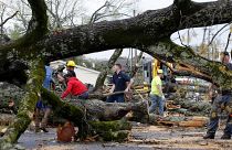  الشرطة ورجال الإطفاء ومتطوعون يزيلون الأشجار التي سقطت في شارع كيل بعد عواصف اجتاحت منطقة شيروود في أركنساس. 2023/03/31