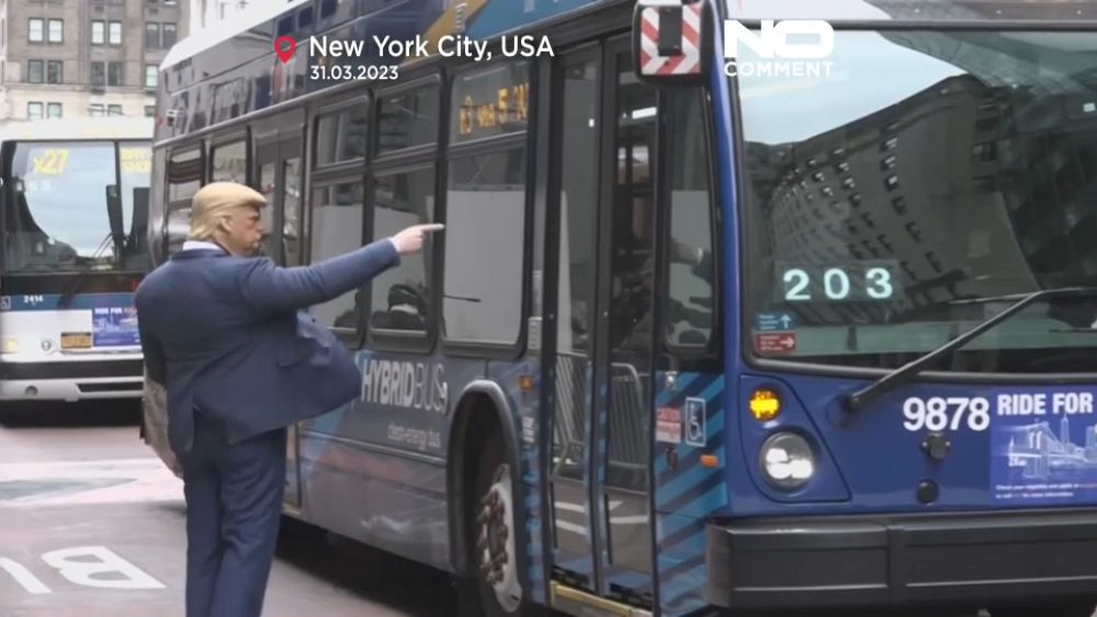 VIDEO: UHR: Mann mit Trump-Maske „lenkt“ den New Yorker Verkehr vor dem Trump Tower