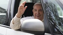 Papst Franziskus verlässt in guter Stimmung das Krankenhaus