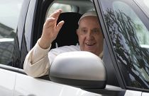 El Papa Francisco saluda desde su coche a la salida del Hospital Universitario Agostino Gemelli de Roma, el sábado 1 de abril de 2023.