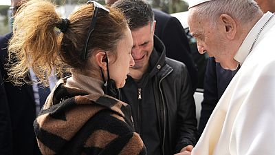 À saída do hospital, o Sumo Pontífice foi recebido por várias pessoas e pelos jornalistas