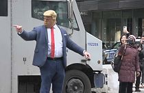 Un hombre que se hace pasar por el ex presidente de EE UU Donald Trump simula dirigir el tráfico frente a la Torre Trump de Nueva York.